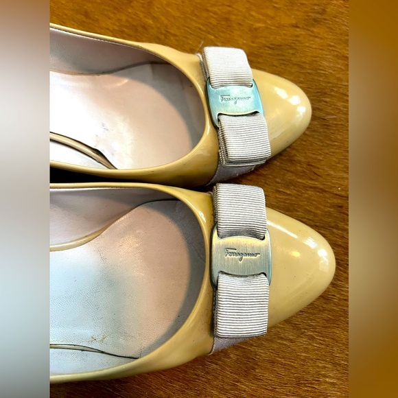 Salvatore Ferragamo Vara Bow logo round toe patent leather pumps beige - Picture 4 of 10